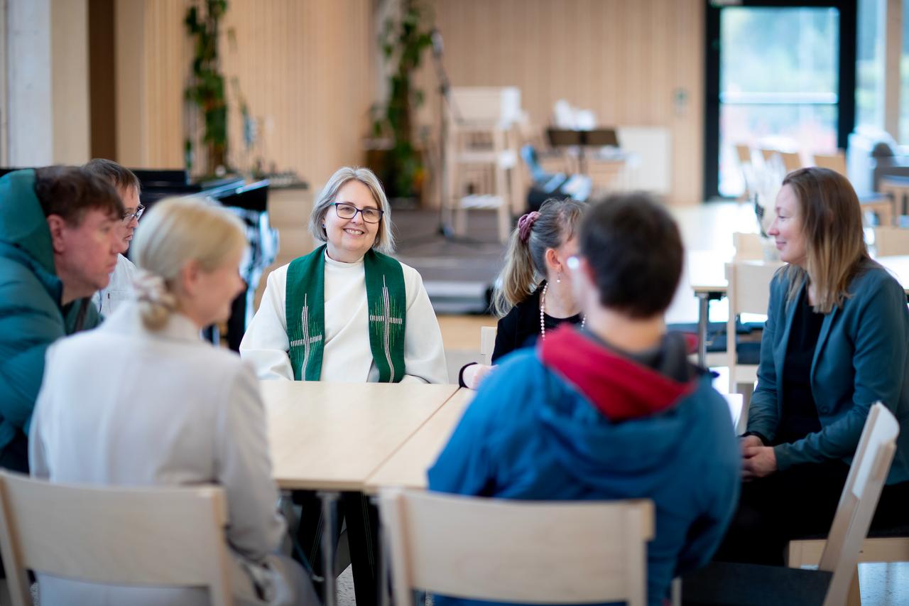 illustrasjonsbilde gruppe med mennesker og sjef